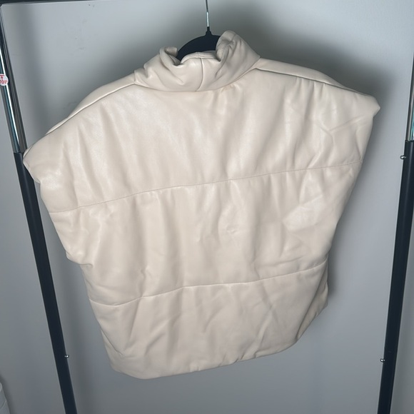 New with Tag Women's Cream Puffer Faux Leather Fall Vest Size Large - Picture 4 of 6